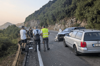 Odron se kod Danilovgrada obrušio na auto: Saobraćaj ponovo uspostavljen