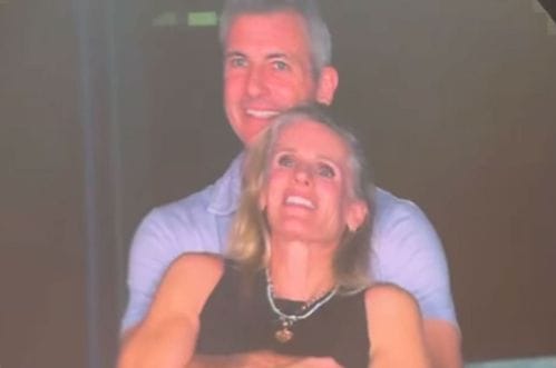 (VIDEO) Na koncertu: Kris Martin slučajno prikazao par u ljubavnoj aferi