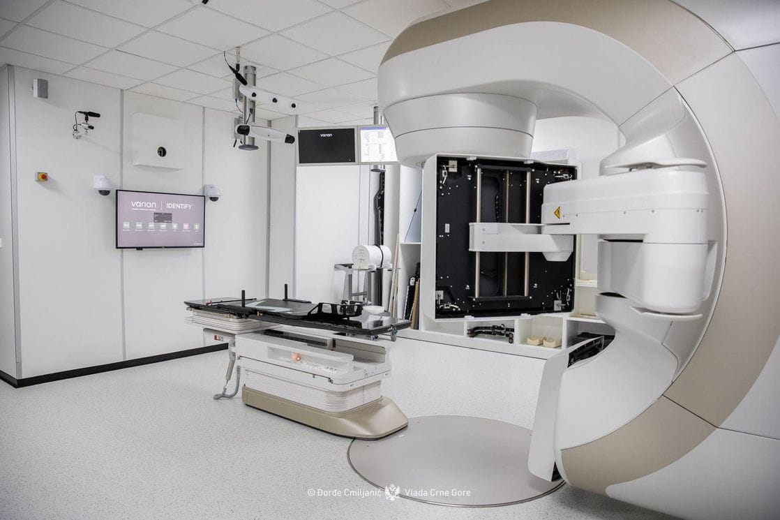 (FOTO) TrueBeam uređaj od danas u funkciji u KCCG: Crna Gora dobila savremeni linearni akcelerator za liječenje malignih bolesti