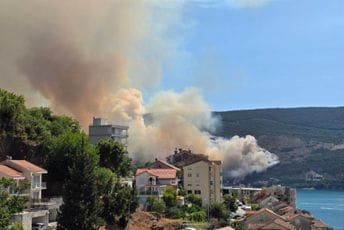 Požar u Njivicama: Nepristupačan teren otežava gašenje, za sada nema ugroženih objekata