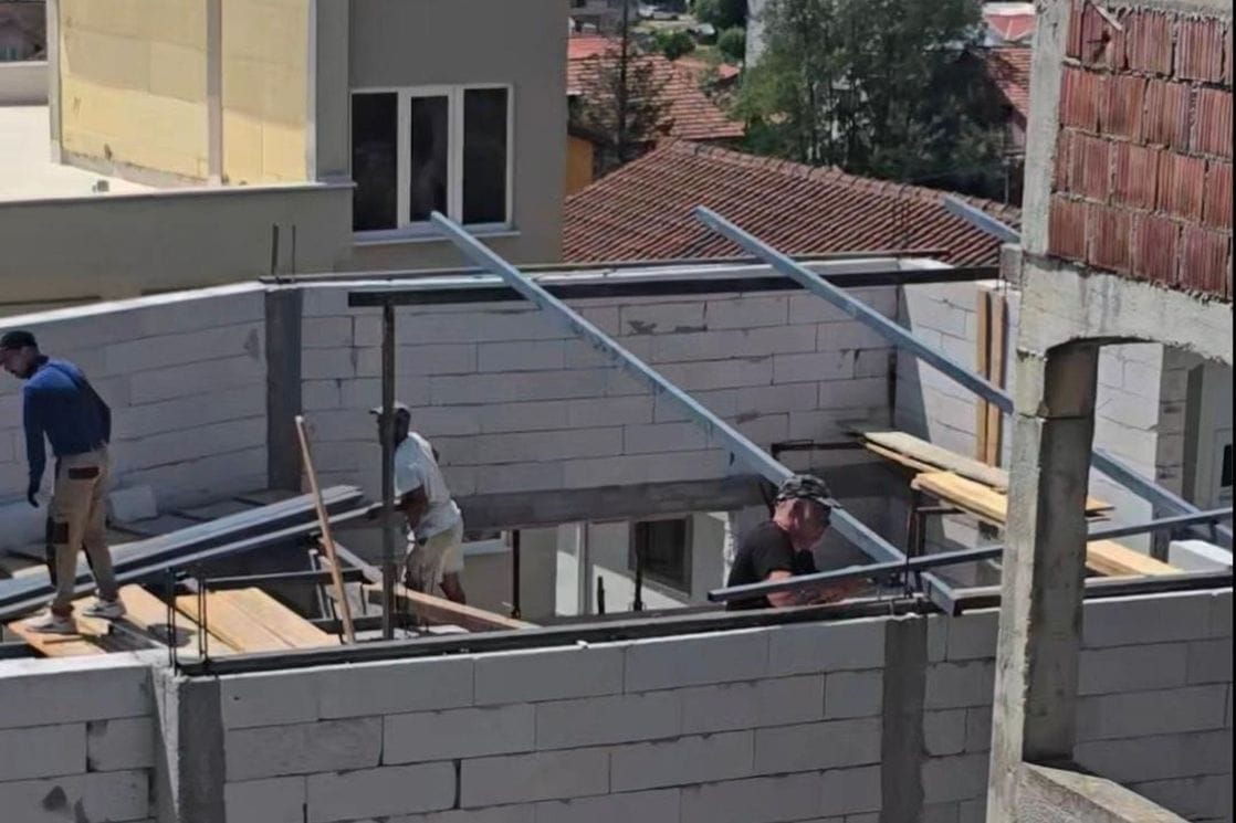(FOTO/VIDEO) Tivatska komunalna inspektorka nastavlja da gradi „na divlje“