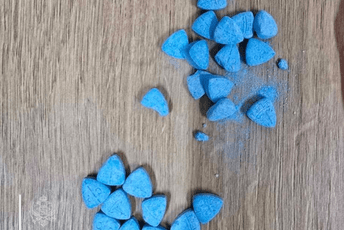 Prekršajna prijava protiv Ulcinjanina: Na Velikoj plaži mu pronađeno 26 tableta MDMA
