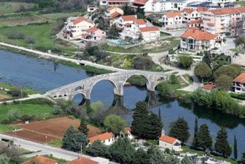 Crnogorci ispraznili rafove i popunili apartmane u Trebinju: Iskoristili neradne dane