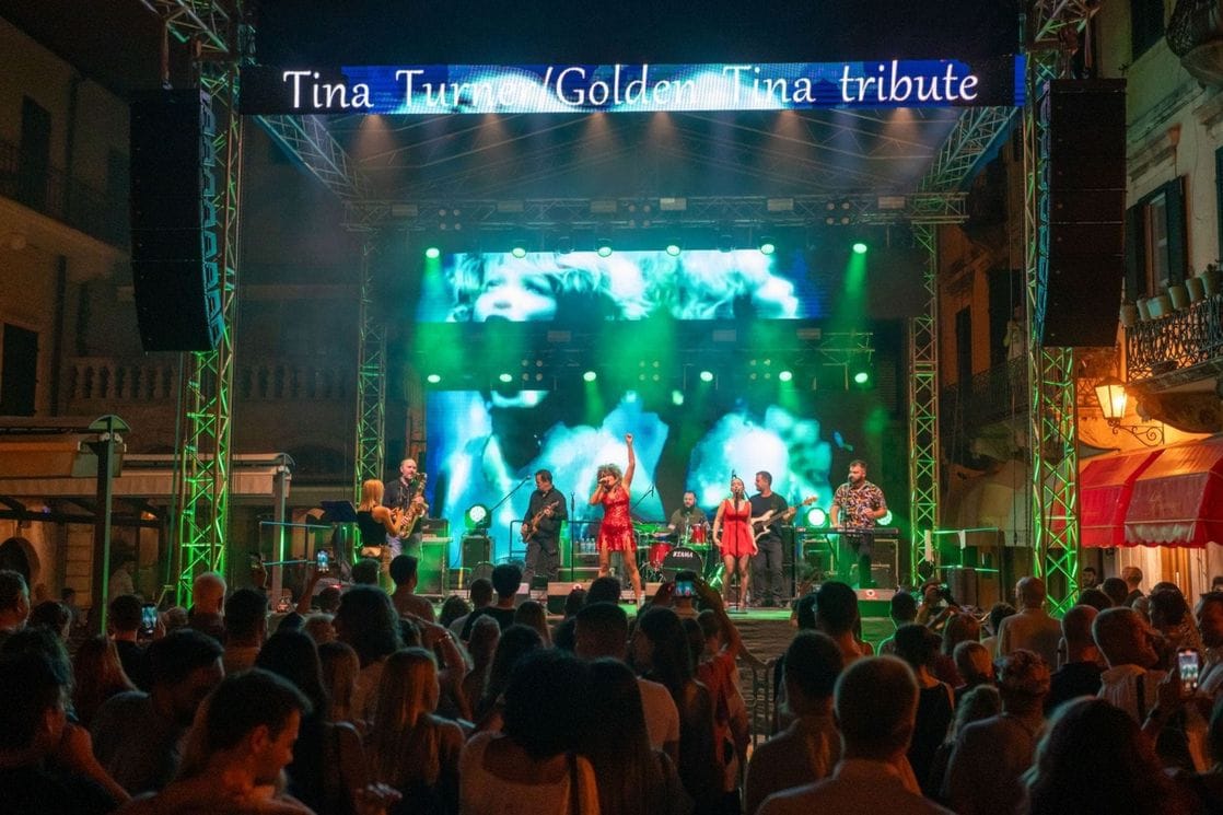 (FOTO/VIDEO) Kotor sinoć pod zvijezdama: Publika uživala u noći bluza, soula i nezaboravnih hitova