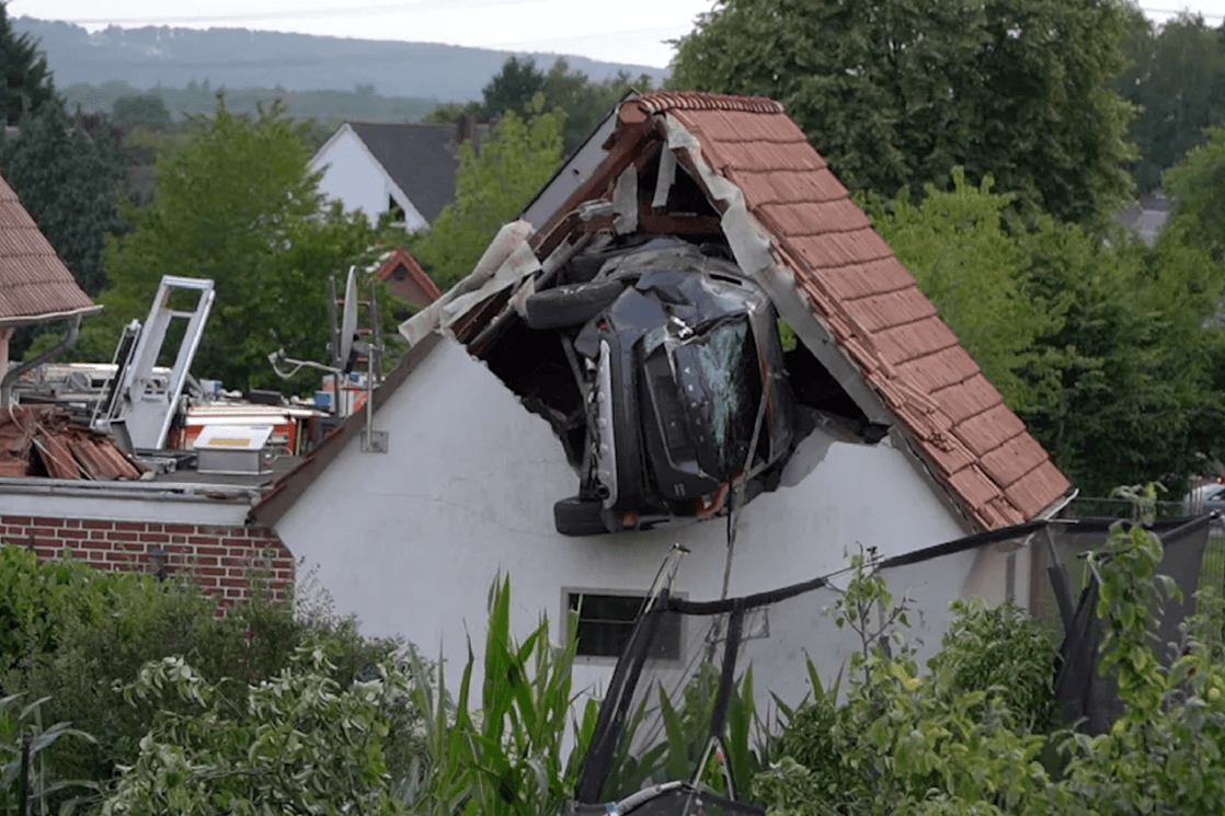 Završio autom na krovu štale nakon što je udario dijete na trampolinu