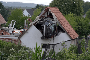 Završio autom na krovu štale nakon što je udario dijete na trampolinu