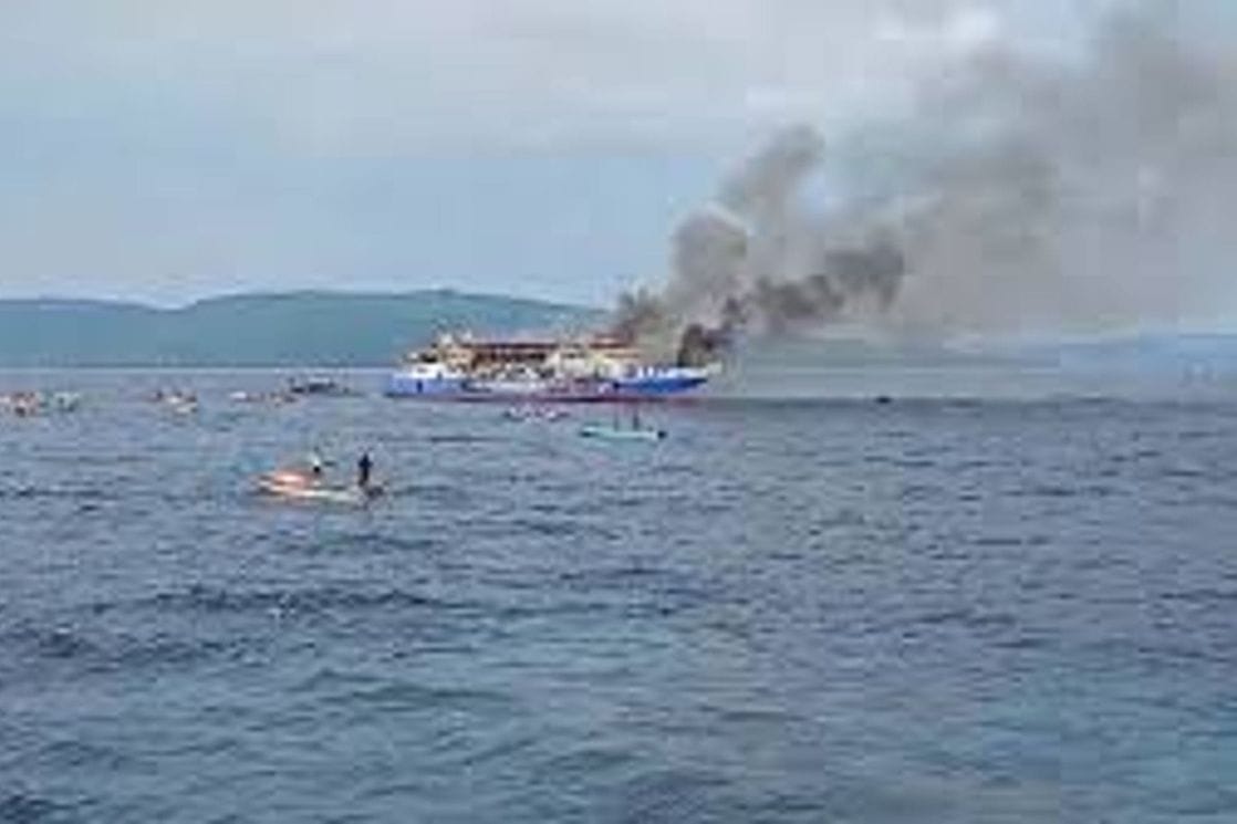 Drama na moru kod Indonezije: Spašeno više od 560 ljudi sa zapaljenog trajekta, troje stradalo