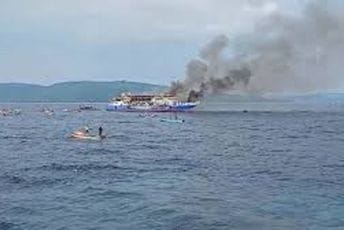 Drama na moru kod Indonezije: Spašeno više od 560 ljudi sa zapaljenog trajekta, troje stradalo