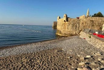 Budva: Beživotno tijelo muškarca more izbacilo na Slovensku plažu