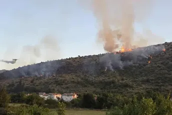 Bar: Požar na Volujici bukti u blizini kuća