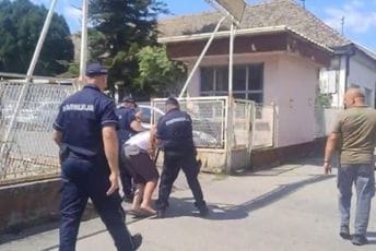 (VIDEO) Muškarac potegao nož na građane koji su protestovali ispred suda u Rumi: Policija ga privela