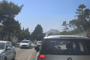 Put Sutomore - Bar: Formirane velike kolone zbog udesa