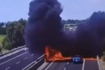 (VIDEO) Italija: Mali avion se srušio na autoput, poginule dvije osobe