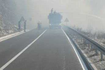 (FOTO/VIDEO) Požar na Lovćenu se širi,  put Njeguši – Kotor zatvoren za saobraćaj