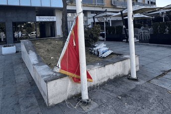 Crnogorska zastava u Bulevaru Džordža Vašingtona zgužvana pri dnu jarbola