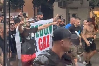 Uoči utakmice protiv Beitara: Navijači Sutjeske u Nikšiću nose transparent "Sloboda za Gazu"
