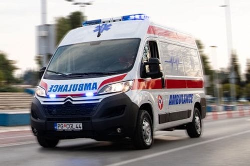 Podgorica: Muškarac pao sa skele, transportovan u KCCG