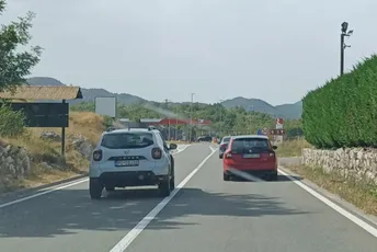 Službenim autom preko pune linije