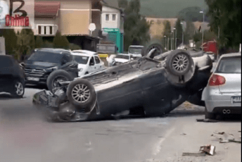 (VIDEO) Saobraćajna nezgoda u Beranama: Automobil se prevrnuo na krov