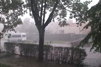 Meteorolozi za sjutra najavili nevrijeme, izdat crveni meteoalarm: Moguće vremenske nepogode i grad, duvaće jak vjetar