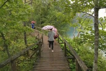 Hrvatska: Turistički voz sletio s puta na Plitvicama, ima povrijeđenih