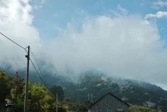 Situacija na Lovćenu bolja, vatra i dalje tinja na više lokacija