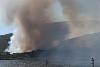 (FOTO/VIDEO) Požar na Luštici zahvatio borovu šumu: Na terenu haotično, vatrenu stihiju gase vratogasci iz brojnih društava