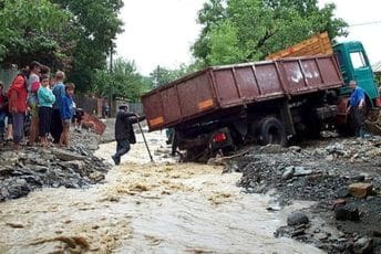 (VIDEO) Katastrofalno nevrijeme u Rumuniji: Dvoje poginulih, stotine evakuisanih, poplave i grad veličine jajeta