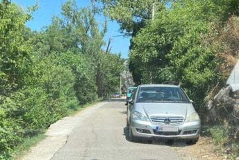 Nevjerovatna situacija u Crmnici: Posjetioci parkiraju nasred puta, mještani ne mogu da dođu do kuća