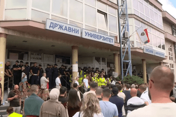 (VIDEO) Maskirani muškarci nasilno izbacili studente u blokadi sa novopazarskog univerziteta