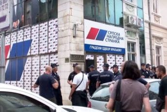 Haos na protestu u Kraljevu: Članovi SNS gađaju građane jajima, policija čuva naprednjačke prostorije