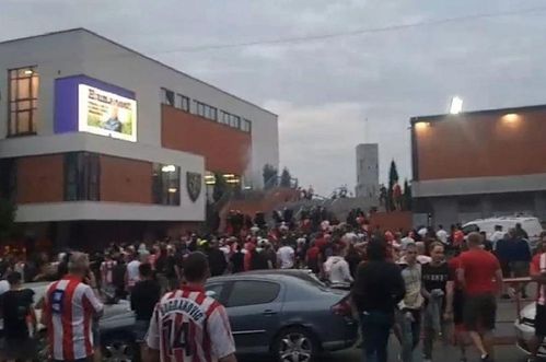 (VIDEO) Nezapamćen haos ispred stadiona "Rajko Mitić": Krvavih na sve strane uoči utakmice Zvezde u Ligi šampiona