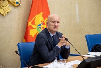 Laković: Ministarko Vujović, nije dobro da se u toku službenih aktivnosti praktikuje vjera