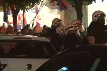 (VIDEO) Policija razdvaja demonstranate i SNS aktiviste u Šapcu