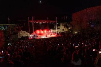 Španska diva Luz Casal priredila senzacionalan koncert na Kanli kuli (FOTO/VIDEO)