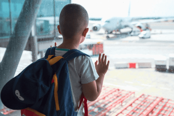 Nijesu htjeli da im karte propadnu: Uhapšeni roditelji koji su ostavili desetogodišnjeg sina samog na aerodromu u Barseloni