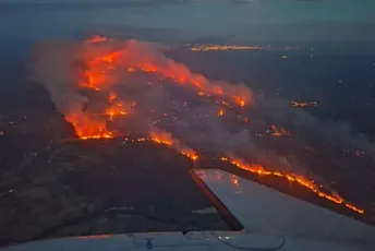 (VIDEO) Stravičan požar na jugu Francuske: Vatrena stihija zahvatila ogromnu površinu, hiljade vatrogasaca na terenu