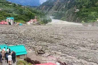 (VIDEO) Klizište progutalo himalajski grad: Snimljen zastrašujući trenutak kad ogromne količina blata prekrivaju kuće