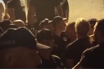 (VIDEO) Napeto ispred prostorija SNS-a u Kuli: Policija razdvaja građane i pristalice stranke