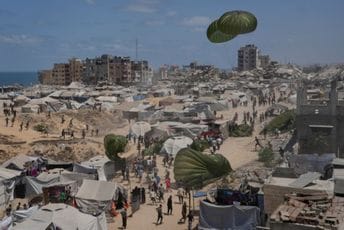 IDF: Avioni više zemalja izbacili 80 paleta humanitarne pomoći u Pojas Gaze