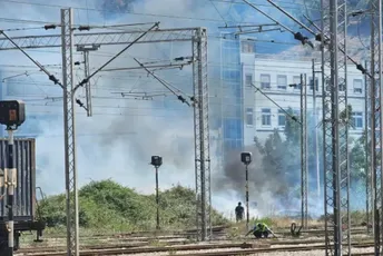 Požar uz prugu u Baru: Vatrogasci na terenu, gori rastinje i trava