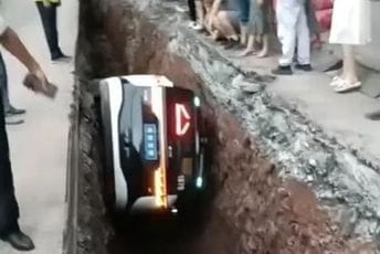 (FOTO) Robotaksi upao u kanal na gradilištu, građani putnicu izvlačili pomoću merdevina