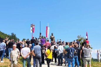 Počelo rušenje postamenta spomenika Pavlu Đurišiću