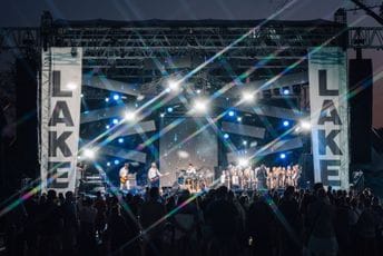 (FOTO/VIDEO) Rok spektakl se vratio na Krupac: Prvo veče Lake Festa uz izuzetne nastupe i dobru posjećenost