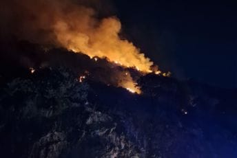 (FOTO) Buknuo požar iznad Buljarice: Vatra se sa zapaljenog vozila proširila na okolnu šumu
