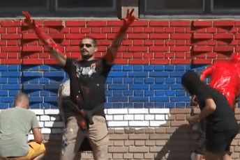 Nadrealne scene u Novom Sadu: Vučićevi fanovi ofarbani crvenom bojom, viču "Aco Srbine" (VIDEO)