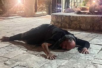 (FOTO) Jermenski glumac maestralno izveo Servantesovo remek-djelo: Monodrama „Don Kihot“ oduševila publiku u Ulcinju