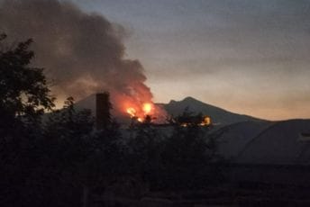(VIDEO) Italija: Na  Vezuvu požar, Etna eruptirala