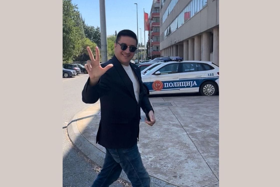 (FOTO) Dajković saslušan u policiji zbog pjesama, u znak protesta došao sa guslama
