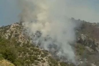 Požar na brdu iznad Buljarice i dalje aktivan